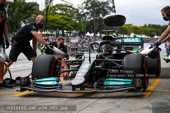 HAMILTON Lewis (gbr), Mercedes AMG F1 GP W12 E Performance, portrait  celebrating his victory at the podium with the trophy during the Formula 1  Pirelli British Grand Prix 2021, 10th round of